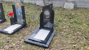 Стеклянный вертикальный памятник со скосом фон памятника под гранит, цветник в обрамлении гранитной брусчатки установка в металлической раме