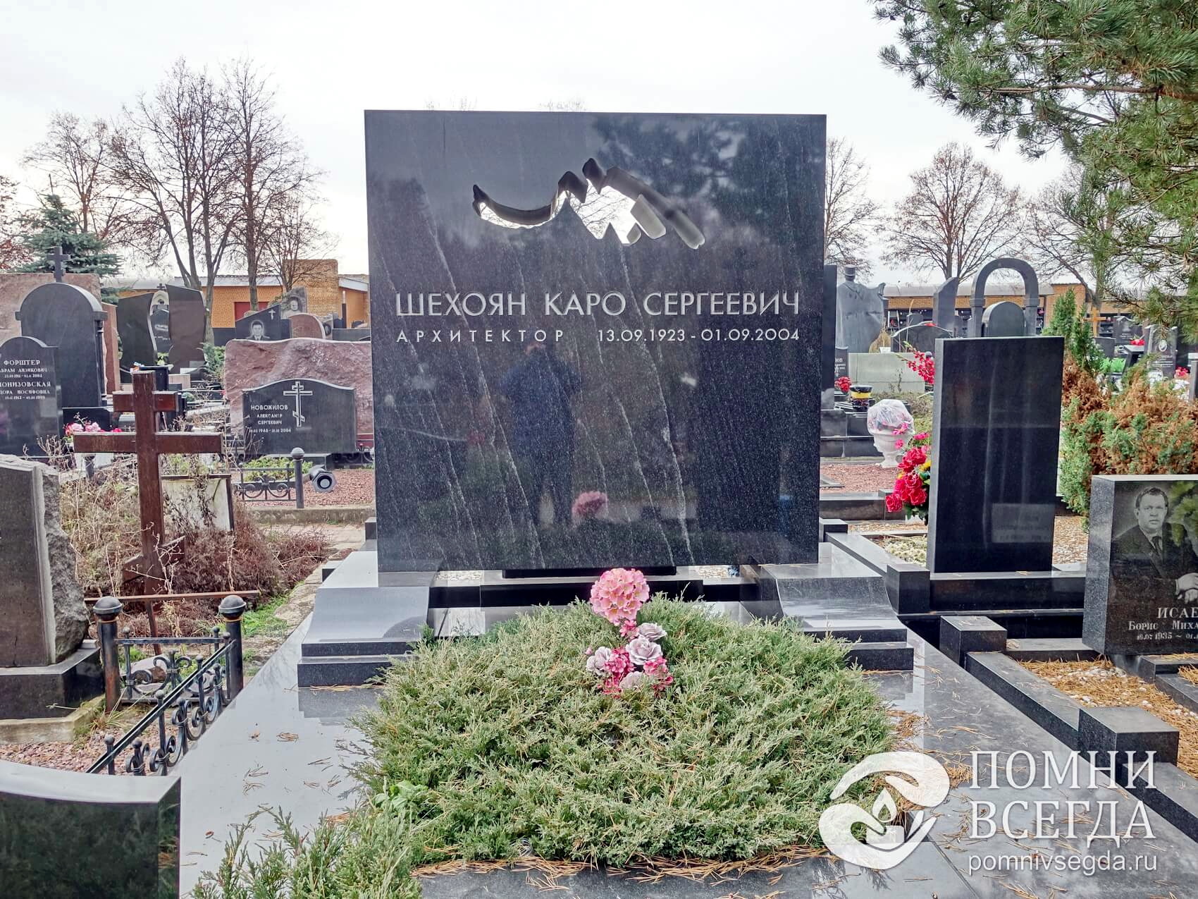 Полированное надгробье из чёрного камня с вырезом сложной формы